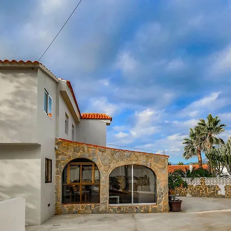 Cosy 1 Bed Pool House