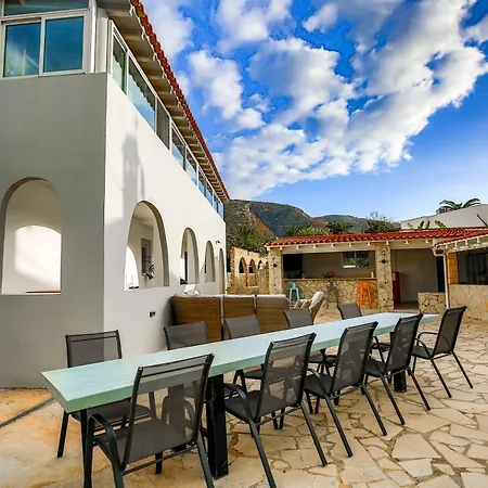 Cosy 1 Bed Pool House