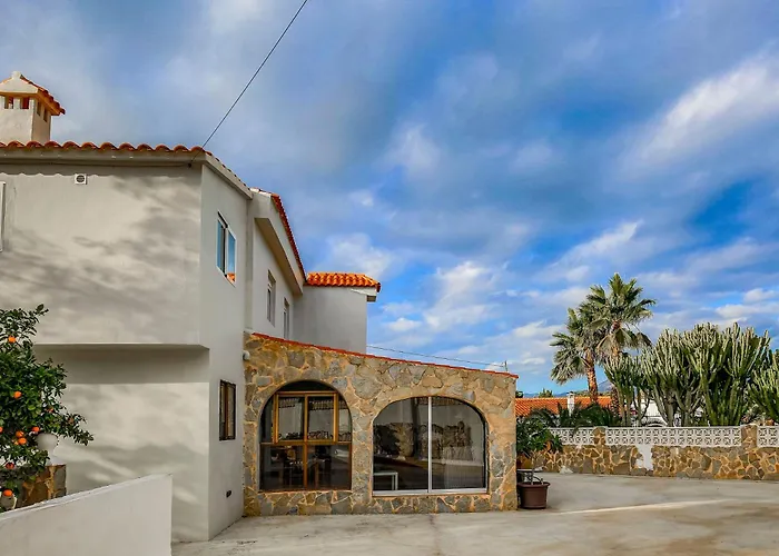 Cosy 1 Bed Pool House