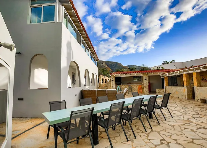 Cosy 1 Bed Pool House