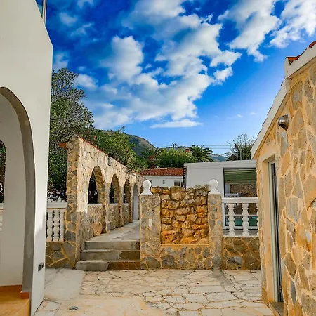 Cosy 1 Bed Pool House Apartment