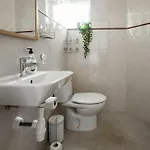 Cosy 1 Bed Pool House *