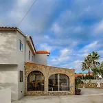 Cosy 1 Bed Pool House