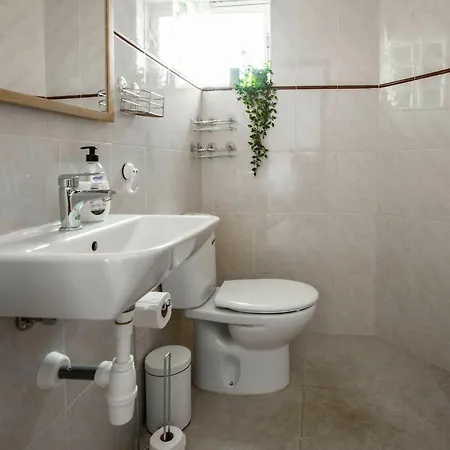 Cosy 1 Bed Pool House *